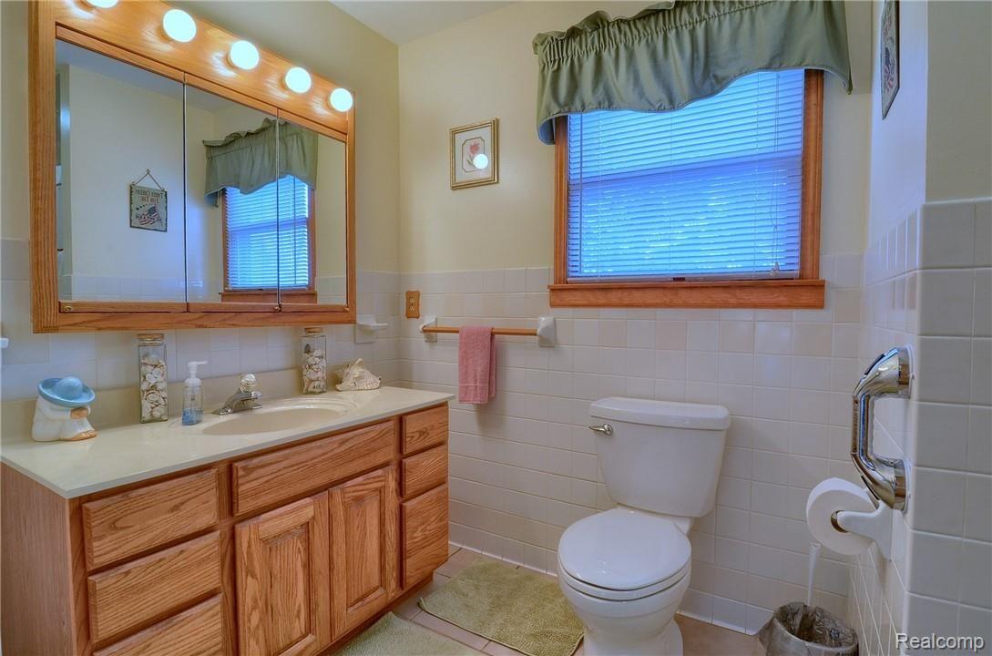 1495 West Ray Road Fenton, MI 48430 - Photo 12 of 32 12-Bathroom.jpg
