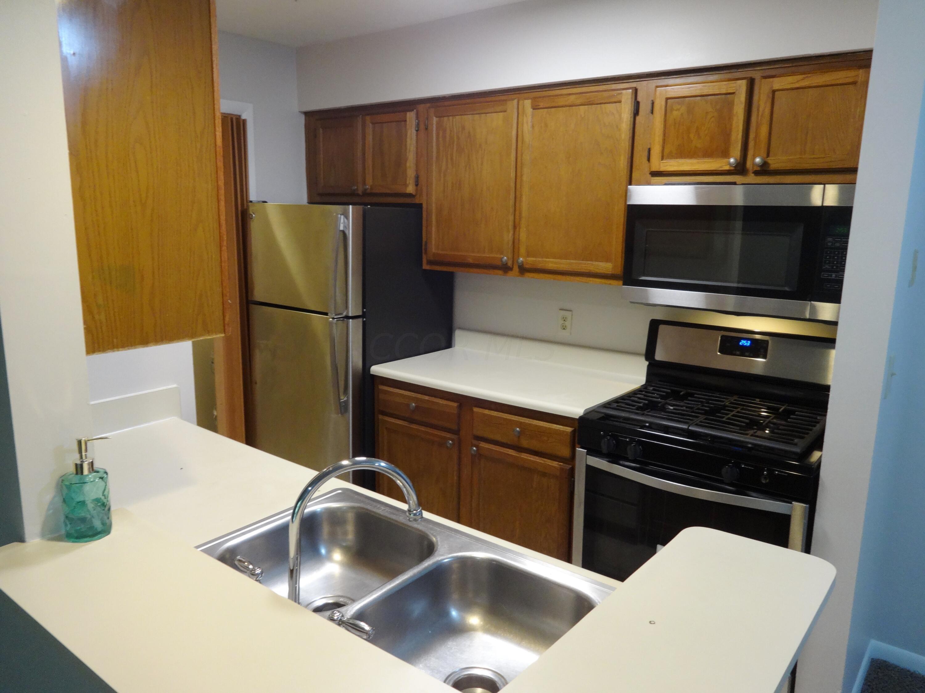 2159 Hedgerow Road, Unit 2159F Columbus, OH 43220 - Photo 11 of 23 2159 F Hedgerow Kitchen 4