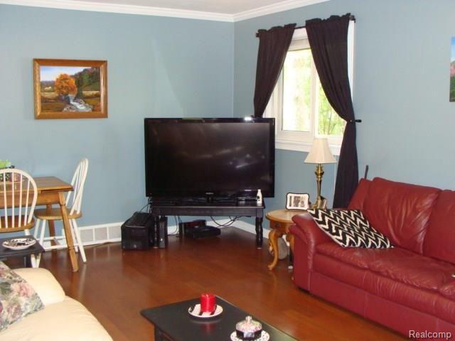 734 Miller Road Lake Orion, MI 48362 - Photo 13 of 54 Living.jpg