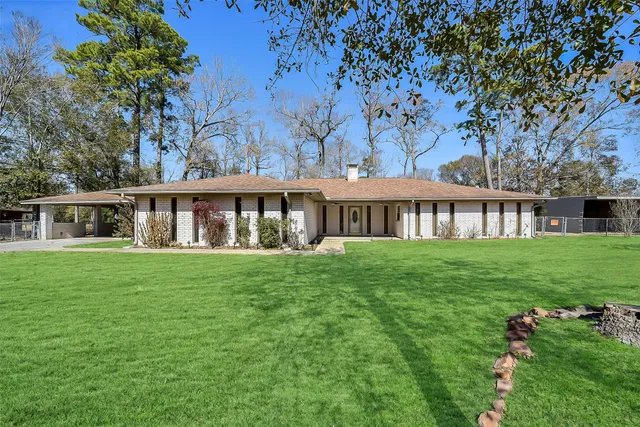 a view of a house with backyard and garden