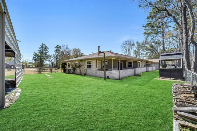 a view of a house with backyard