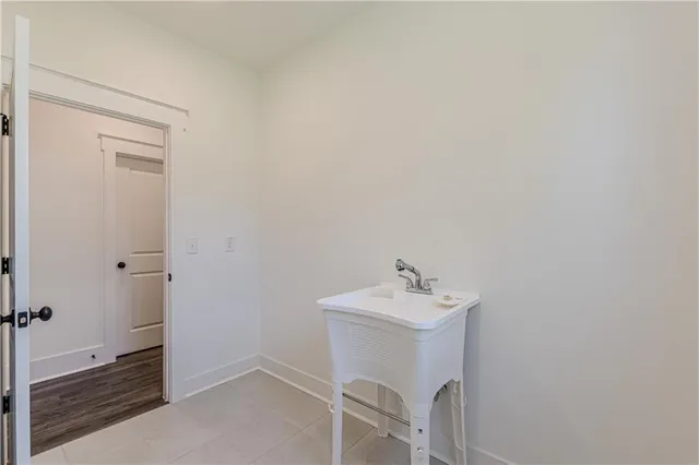 an empty room with closet and a ceiling fan