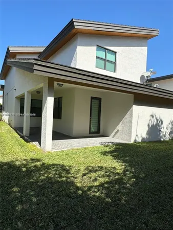 a view of a house with a backyard
