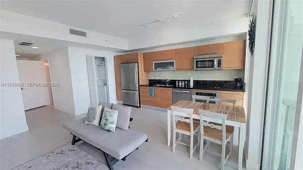 $2,800 | 253 Northeast 2nd Street, Unit 3305, Miami, FL 33132