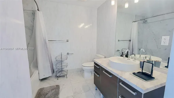 $2,800 | 253 Northeast 2nd Street, Unit 3305, Miami, FL 33132