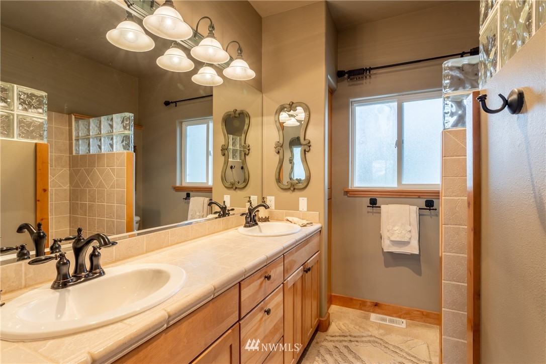 2805 Squilchuck Road Wenatchee, WA 98801 - Photo 13 of 34 a bathroom with double vanity sink and a mirror
