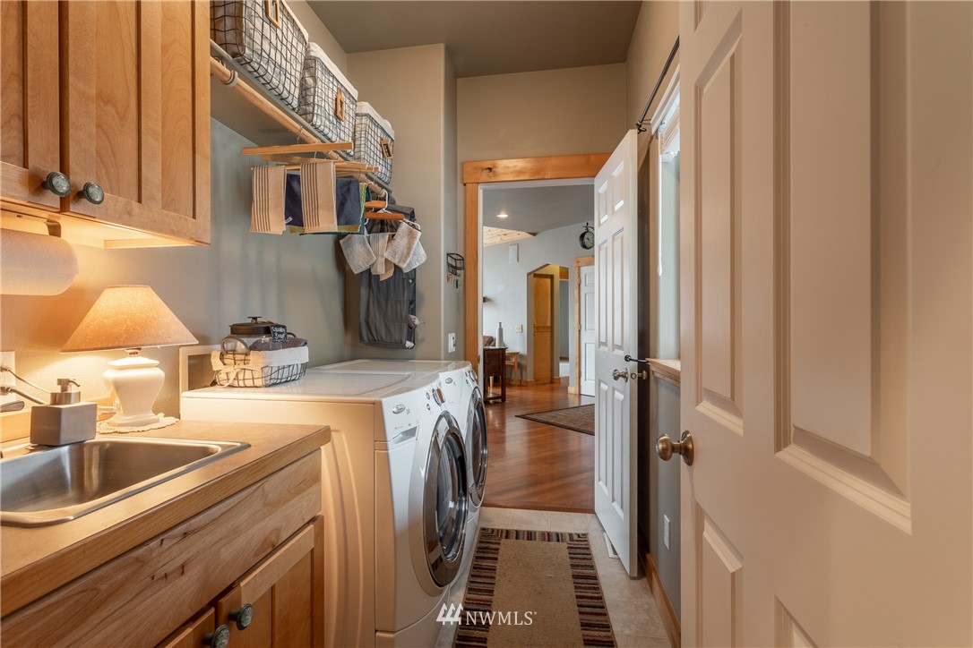 2805 Squilchuck Road Wenatchee, WA 98801 - Photo 15 of 34 a bathroom with a sink and a mirror