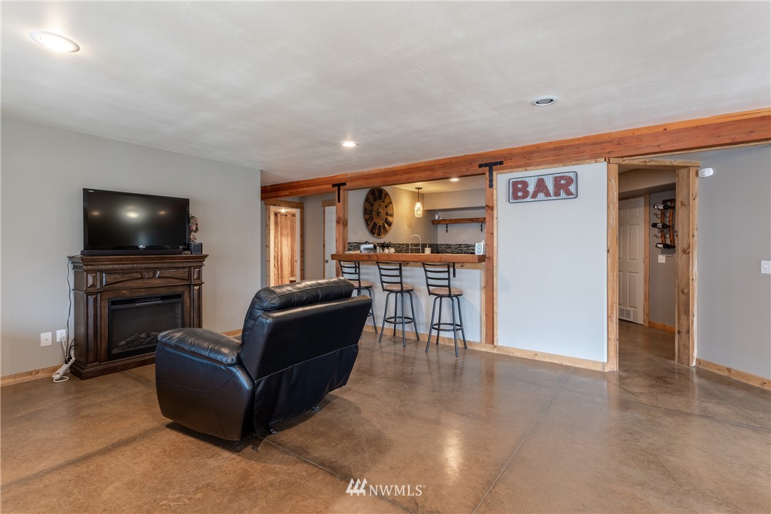 2805 Squilchuck Road Wenatchee, WA 98801 - Photo 21 of 34 a living room with furniture and a flat screen tv