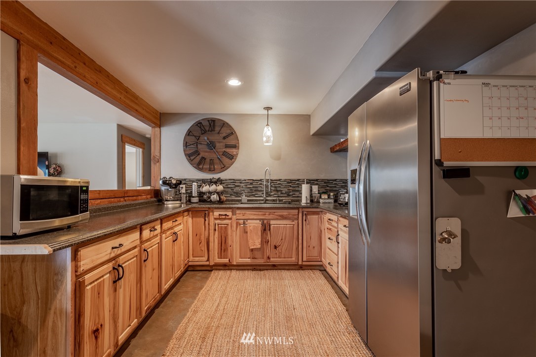 2805 Squilchuck Road Wenatchee, WA 98801 - Photo 22 of 34 a large kitchen with a large counter top a stove and a refrigerator