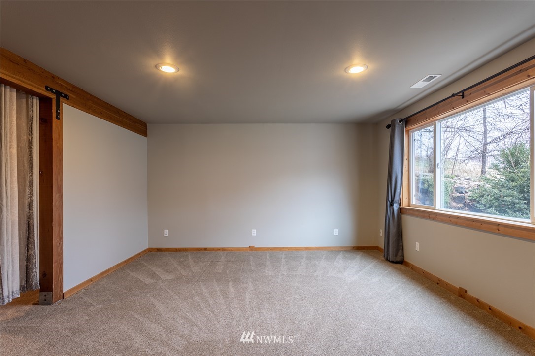2805 Squilchuck Road Wenatchee, WA 98801 - Photo 23 of 34 an empty room with windows