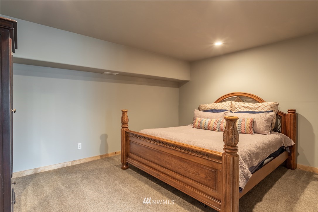 2805 Squilchuck Road Wenatchee, WA 98801 - Photo 25 of 34 a bedroom with a bed and a lamp on dresser