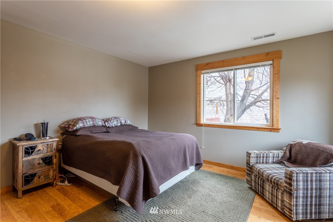 2805 Squilchuck Road Wenatchee, WA 98801 - Photo 27 of 34 a bedroom with a bed and window