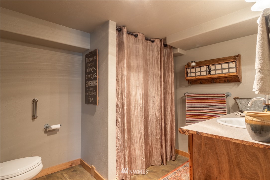 2805 Squilchuck Road Wenatchee, WA 98801 - Photo 28 of 34 a bathroom with a sink a toilet a mirror and shower