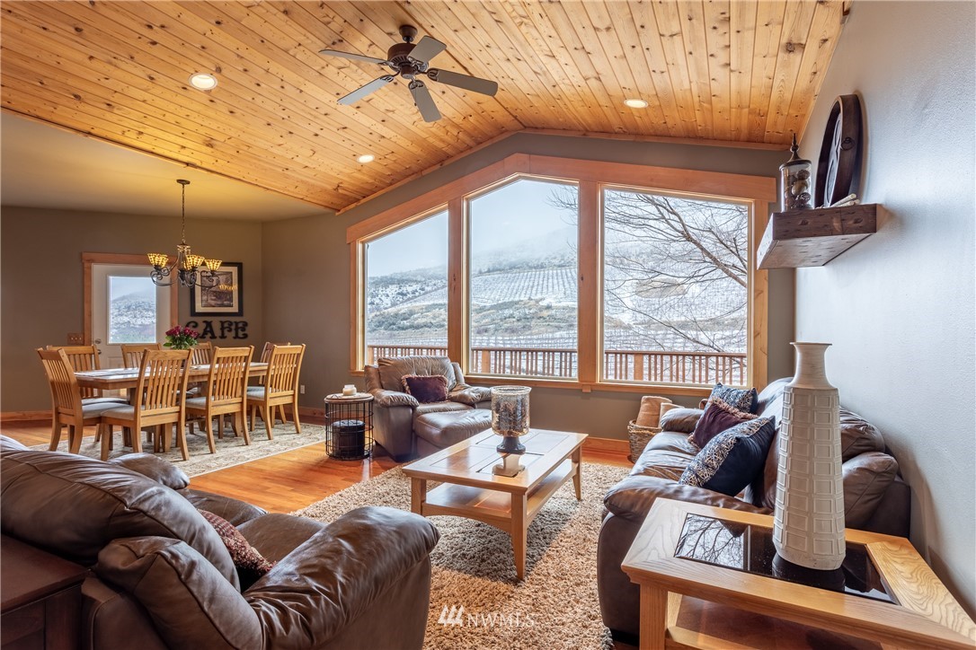 2805 Squilchuck Road Wenatchee, WA 98801 - Photo 4 of 34 a living room with furniture and large windows