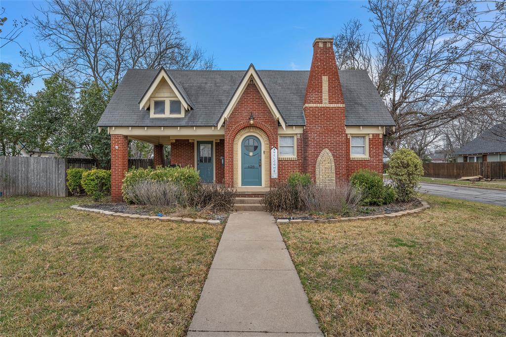 628 North 33rd Street Waco, TX 76710 - Photo 1 of 35 a front view of a house with yard