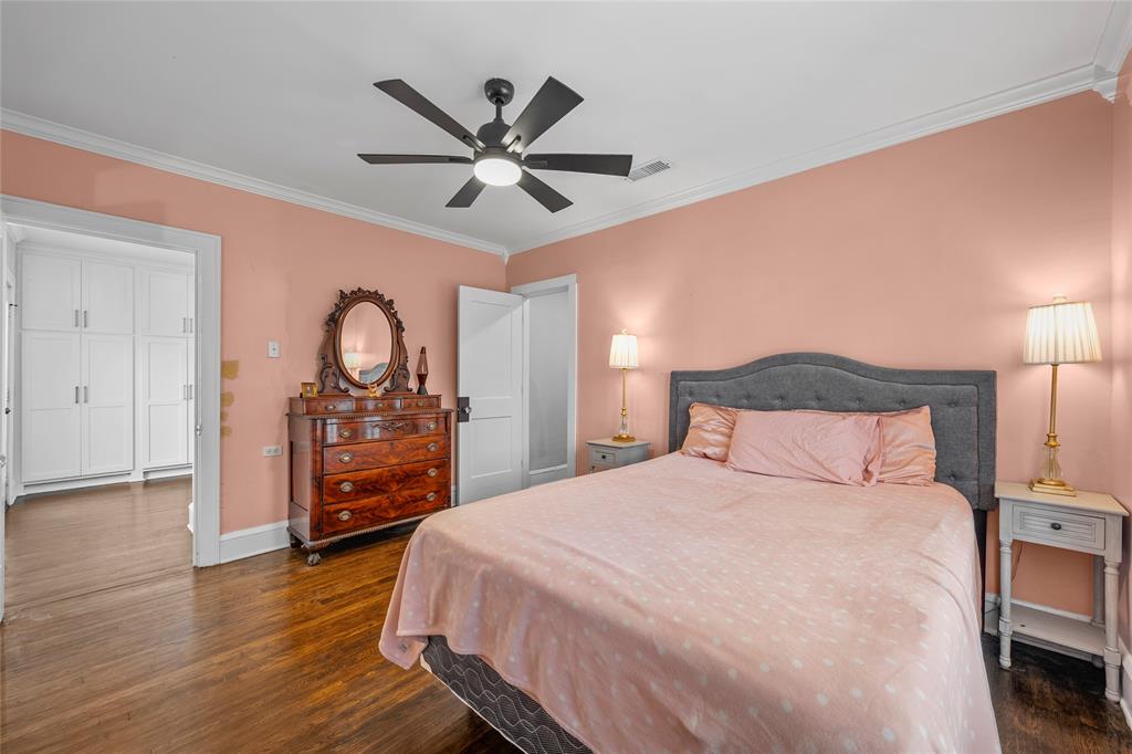 628 North 33rd Street Waco, TX 76710 - Photo 13 of 35 a bedroom with a bed window and a television