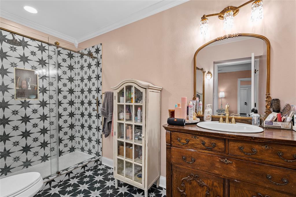 628 North 33rd Street Waco, TX 76710 - Photo 15 of 35 a bathroom with a sink toilet and shower