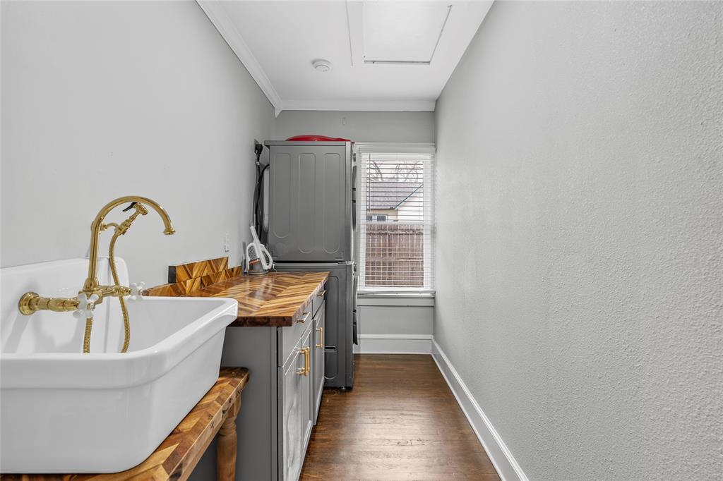 628 North 33rd Street Waco, TX 76710 - Photo 19 of 35 a view of a bathroom with sink and mirror