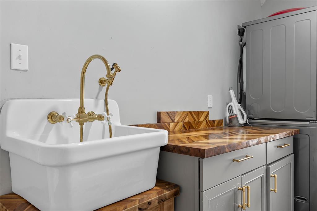 628 North 33rd Street Waco, TX 76710 - Photo 20 of 35 a bathroom with a sink and mirror