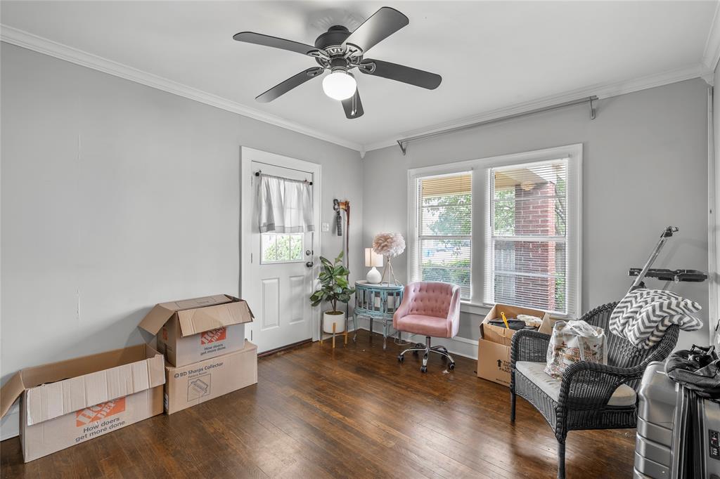 628 North 33rd Street Waco, TX 76710 - Photo 25 of 35 a living room with furniture and wooden floor
