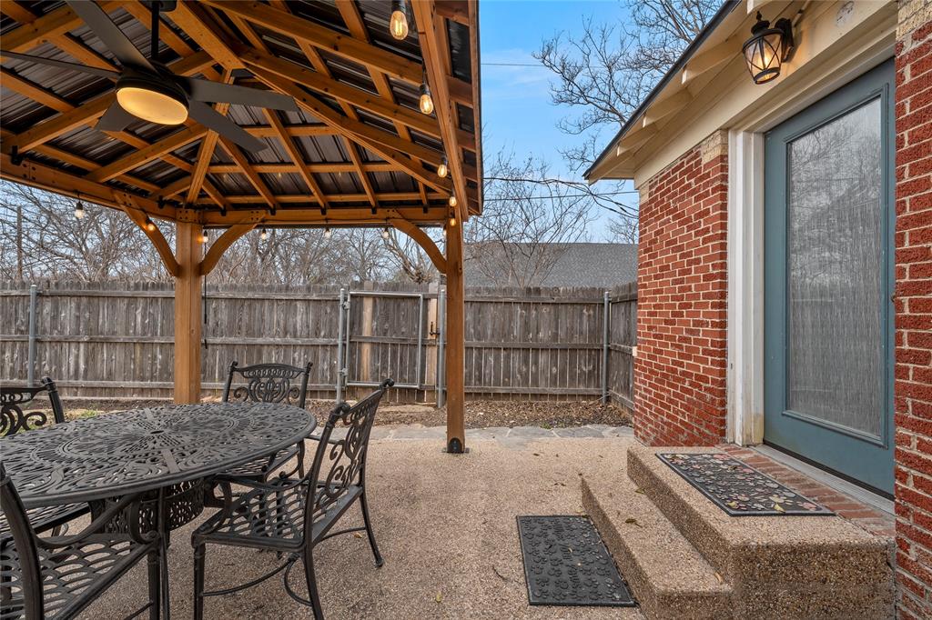 628 North 33rd Street Waco, TX 76710 - Photo 29 of 35 a view of backyard with a table and chairs
