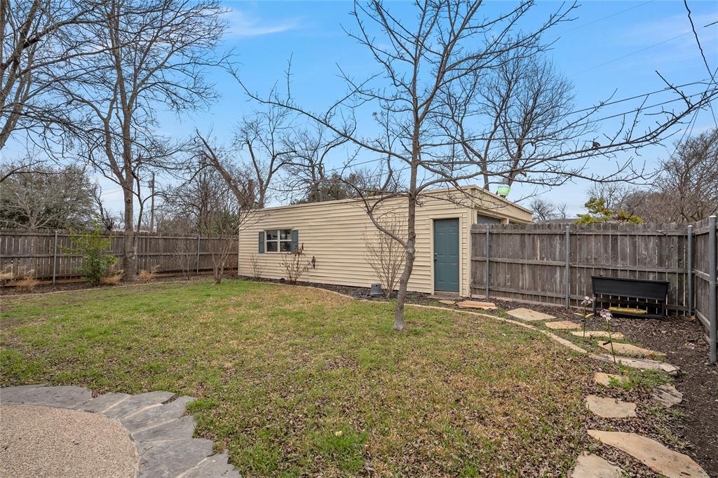 628 North 33rd Street Waco, TX 76710 - Photo 31 of 35 a backyard of a house with table and chairs