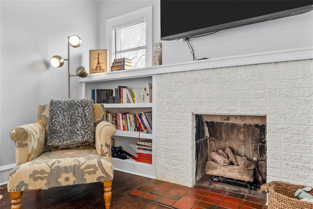 628 North 33rd Street Waco, TX 76710 - Photo 5 of 35 a living room with furniture and a fireplace