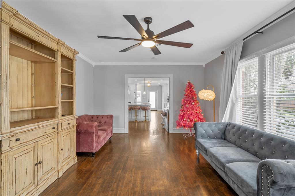 628 North 33rd Street Waco, TX 76710 - Photo 6 of 35 a living room with furniture and wooden floor