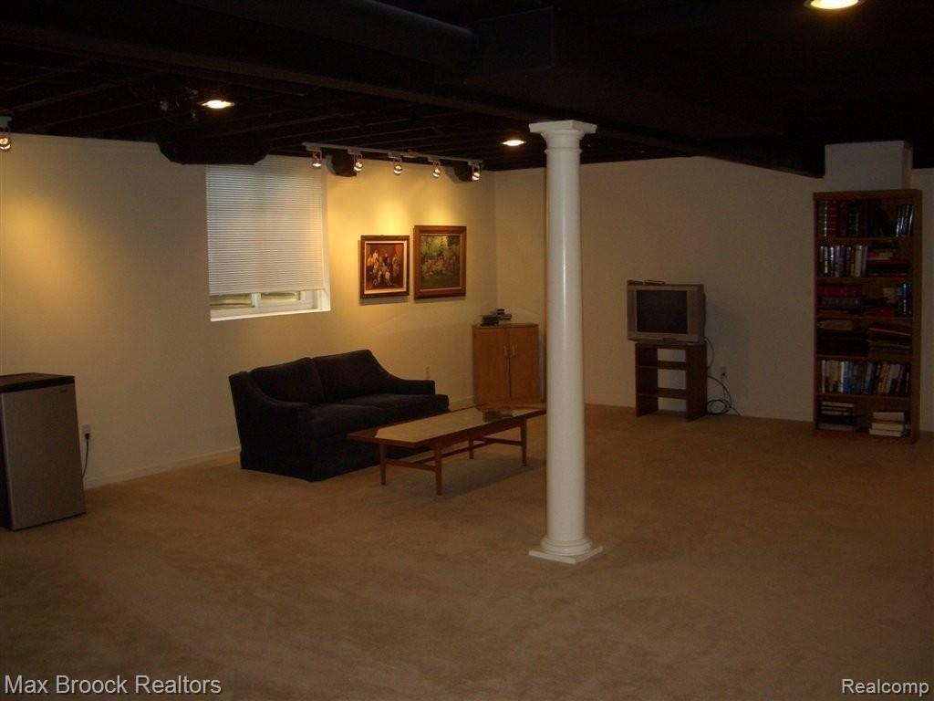 2038 Lagoon Drive Rochester, MI 48309 - Photo 13 of 14 Great gathering area in LL