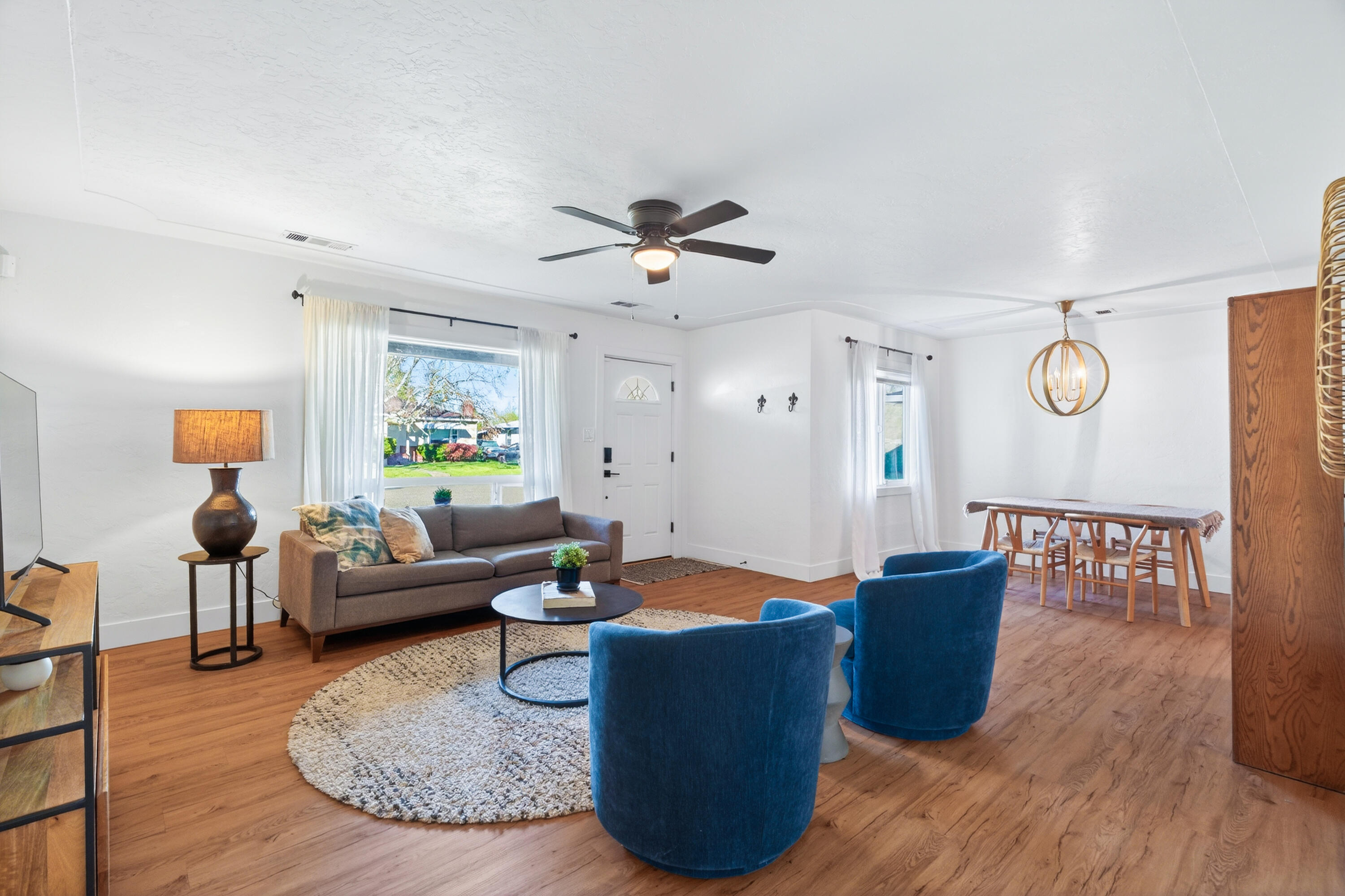 1005 Gold Street Redding, CA 96001 - Photo 6 of 26 Living Area