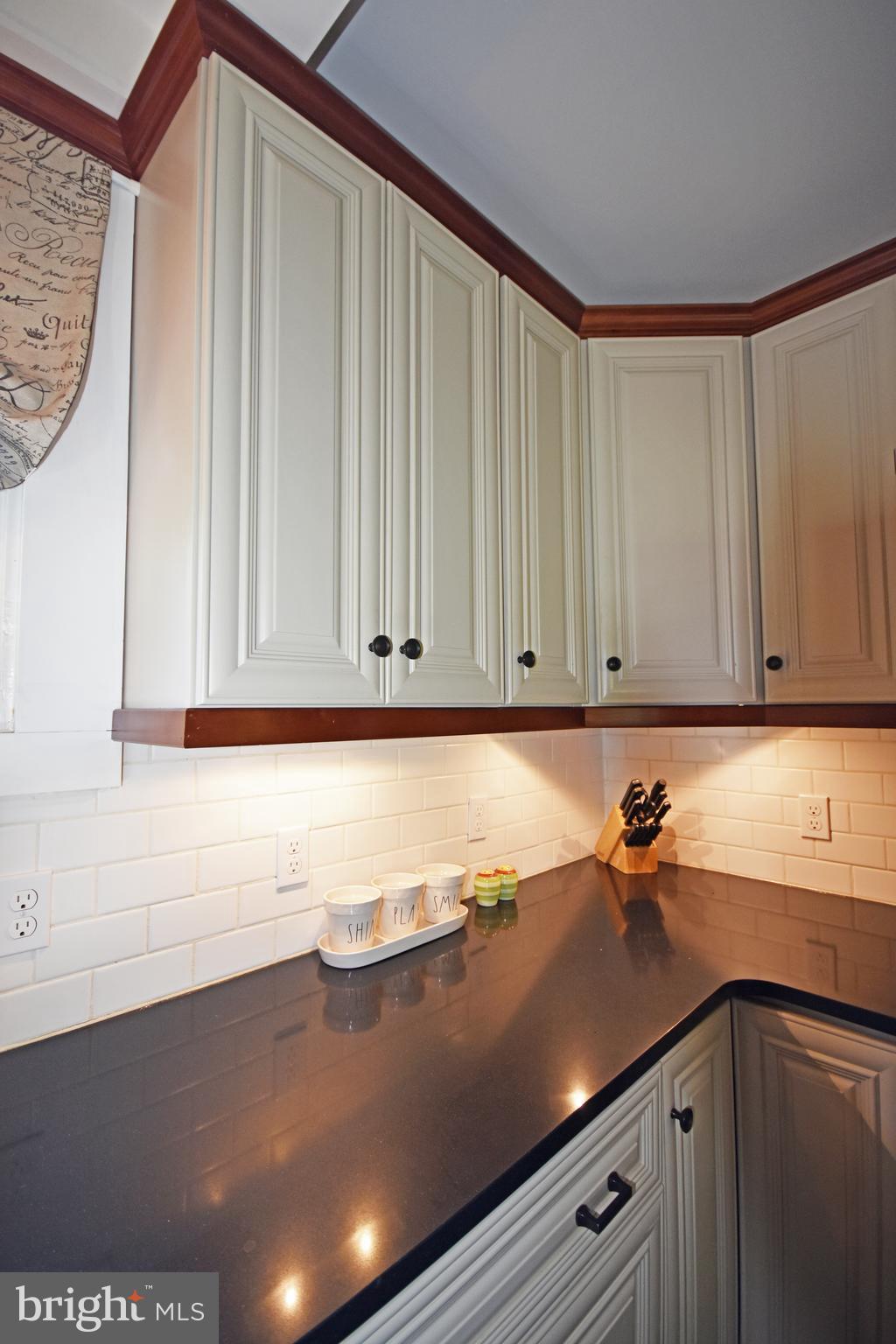 Undermount  task lighting
