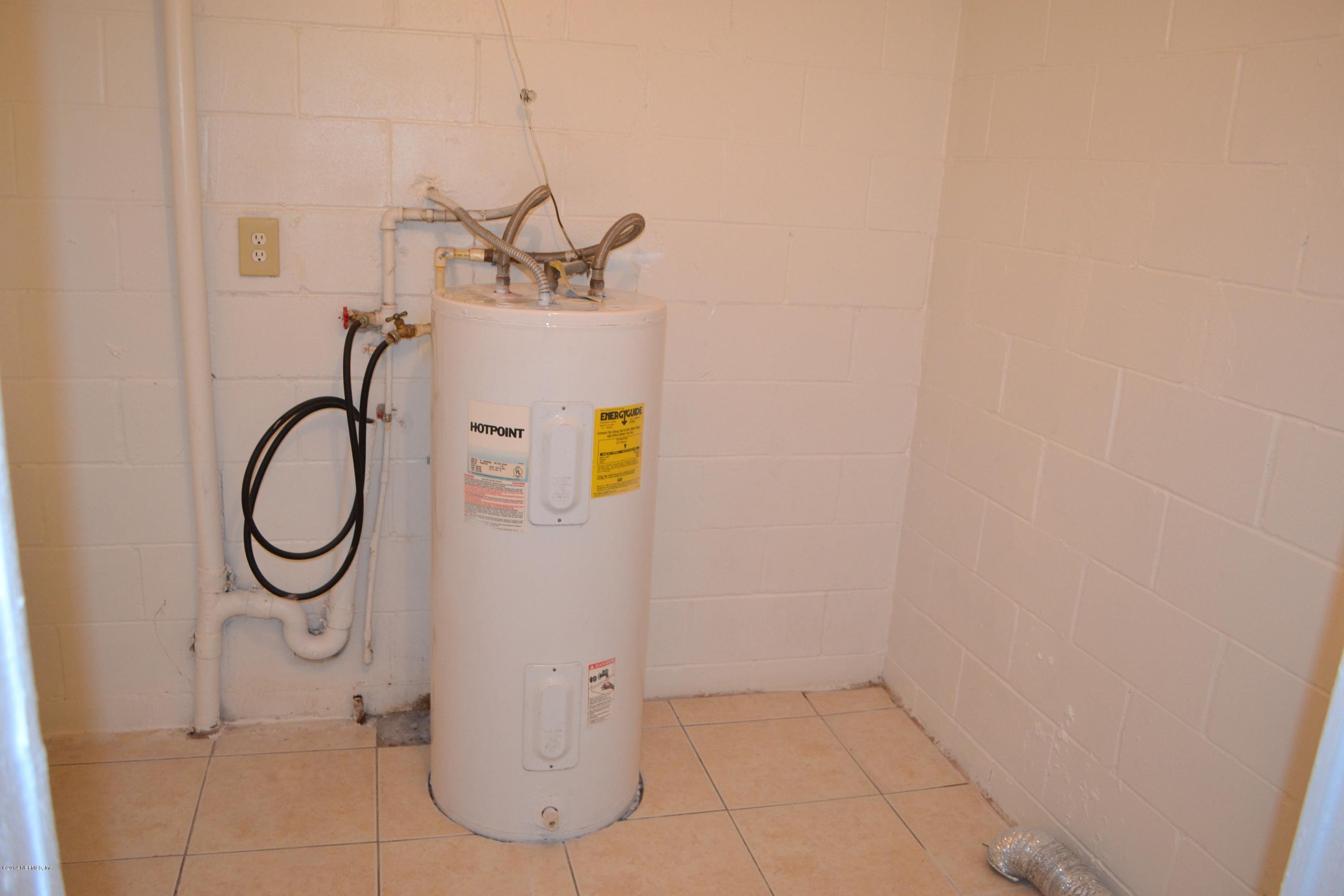 5040 Arrowsmith Road Jacksonville, FL 32208 - Photo 11 of 13 Inside Laundry