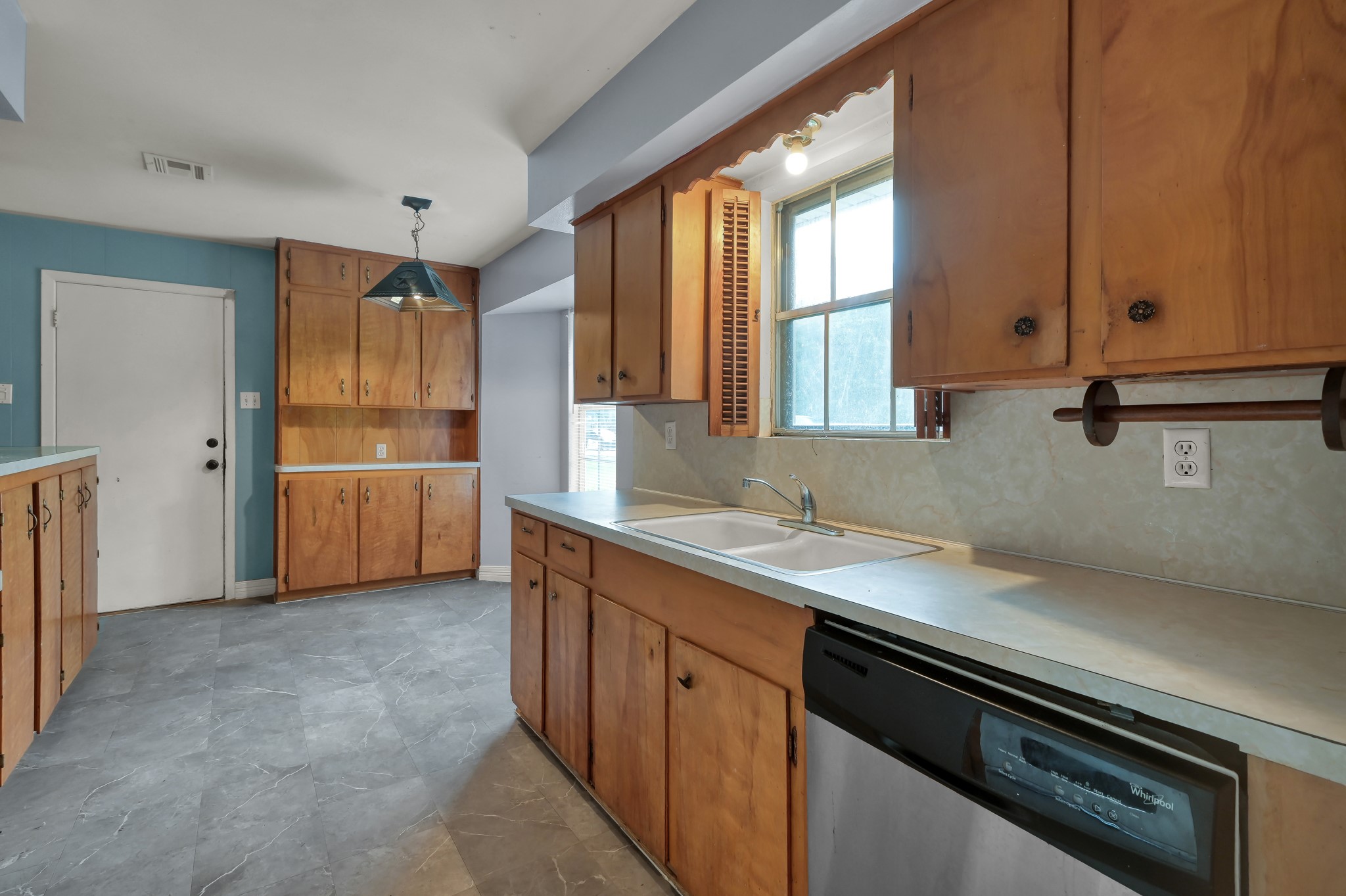 405 Wilson Road Conroe, TX 77301 - Photo 8 of 29