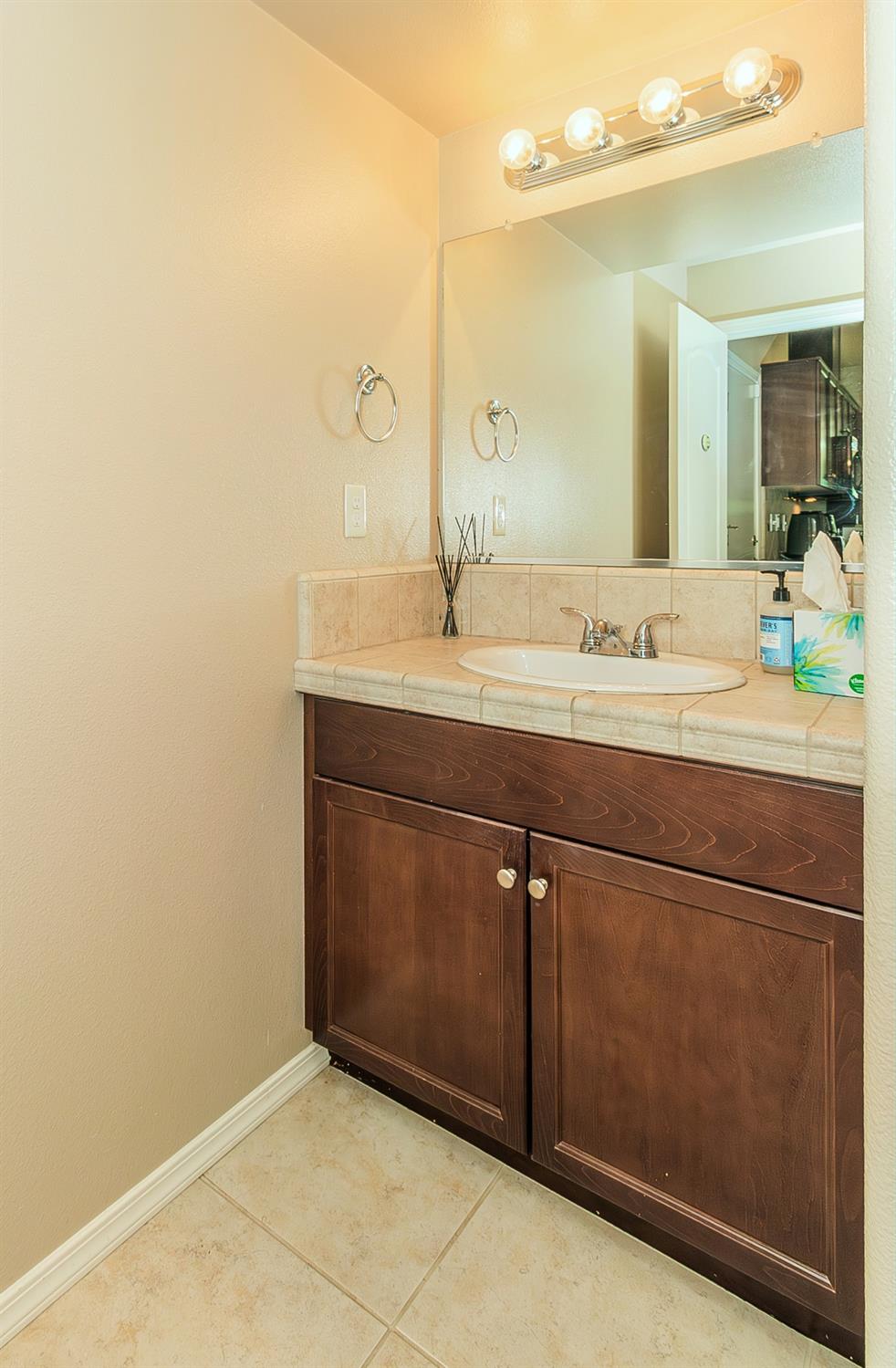 4179 Harlan Ranch Boulevard Clovis, CA 93619 - Photo 14 of 47 a bathroom with a sink and a mirror