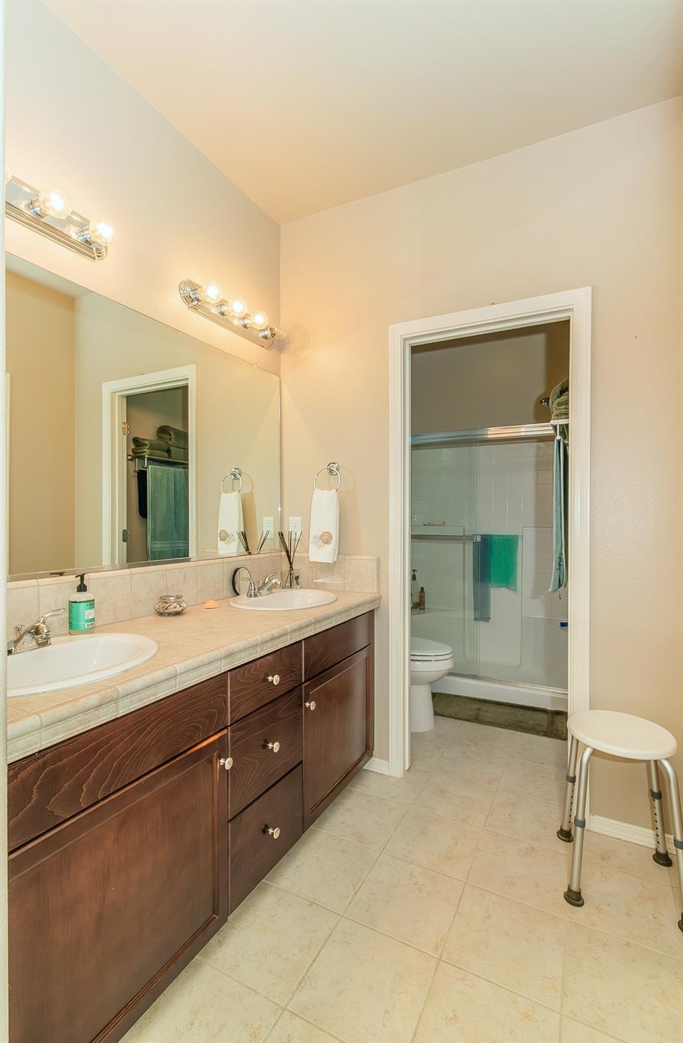 4179 Harlan Ranch Boulevard Clovis, CA 93619 - Photo 21 of 47 a spacious bathroom with a bathtub shower sink and mirror