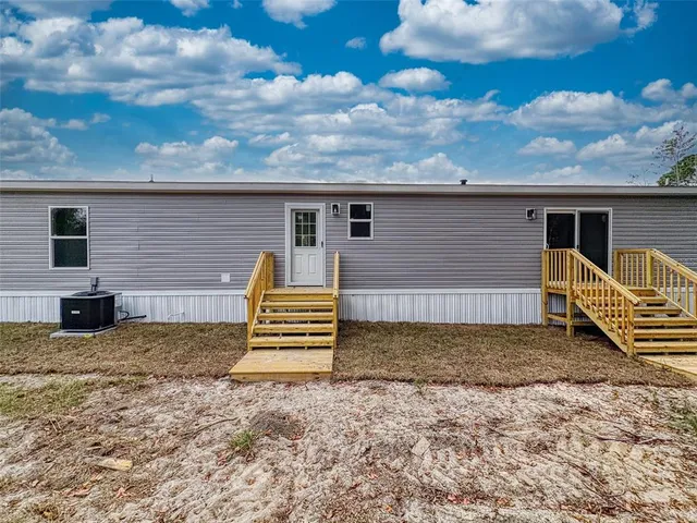 a view of a house with backyard