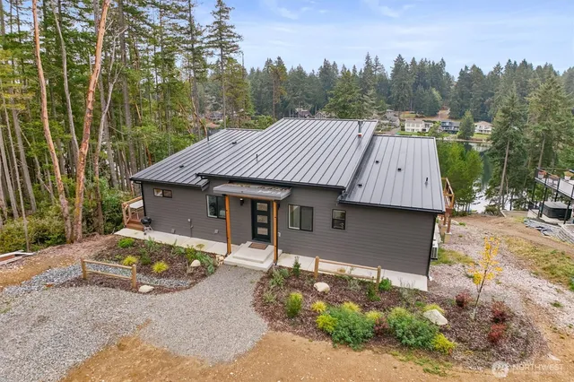 a view of a house with backyard and trees
