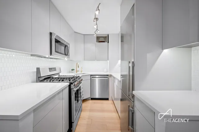 $825,000 | 61 West 62nd Street, Unit 5F | Upper West Side