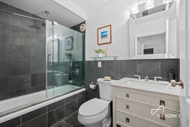 $825,000 | 61 West 62nd Street, Unit 5F | Upper West Side