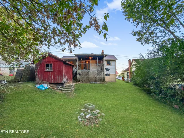 a view of a house with a backyard