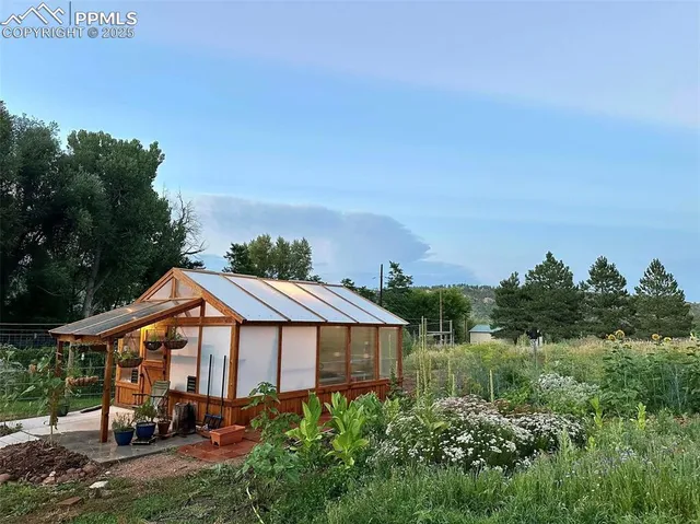 $1,200,000 | 8695 Pine Drive, Beulah, CO 81023