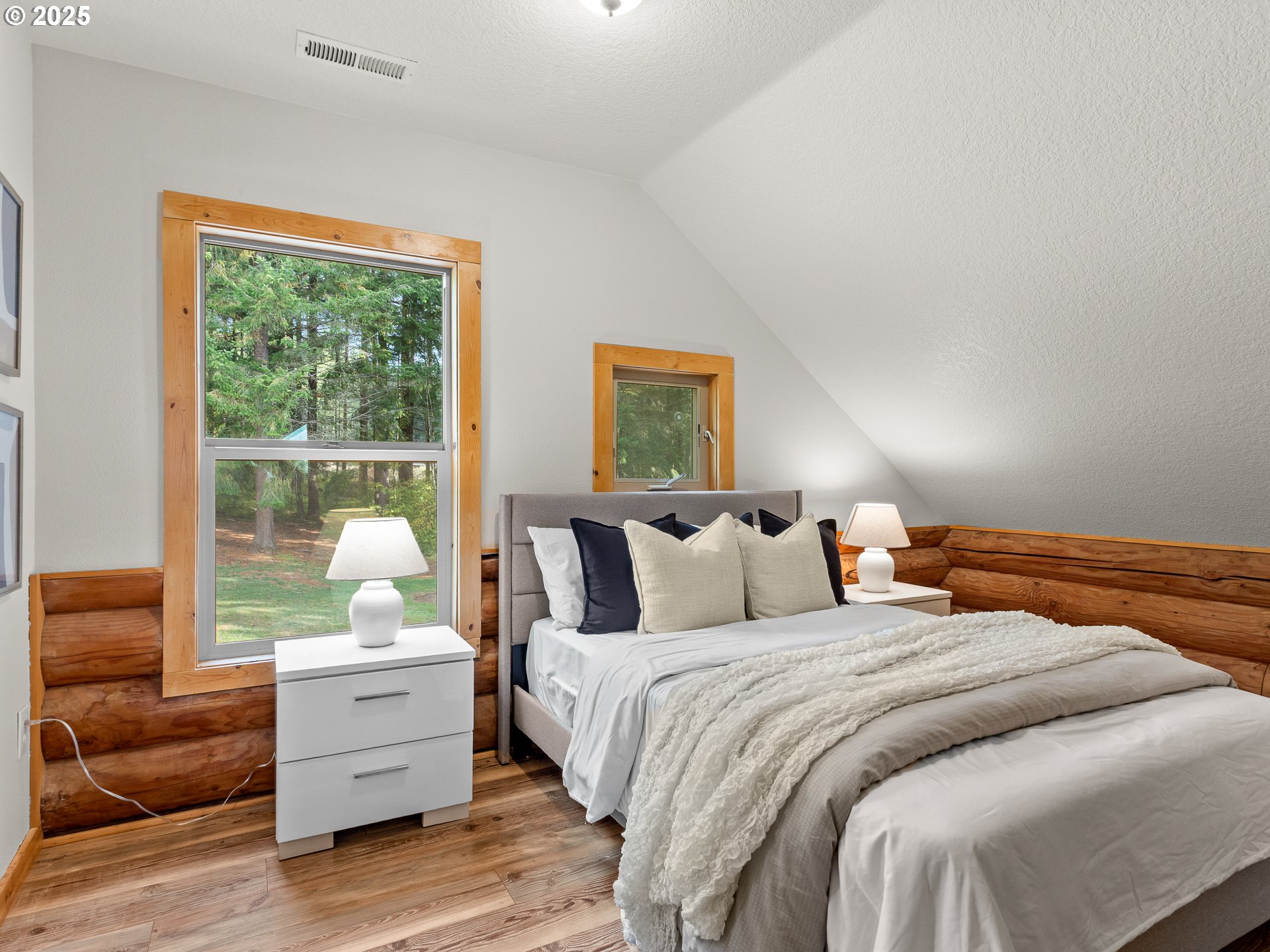 25520 Northeast 58th Street Vancouver, WA 98682 - Photo 28 of 48 a bed room with bed and windows