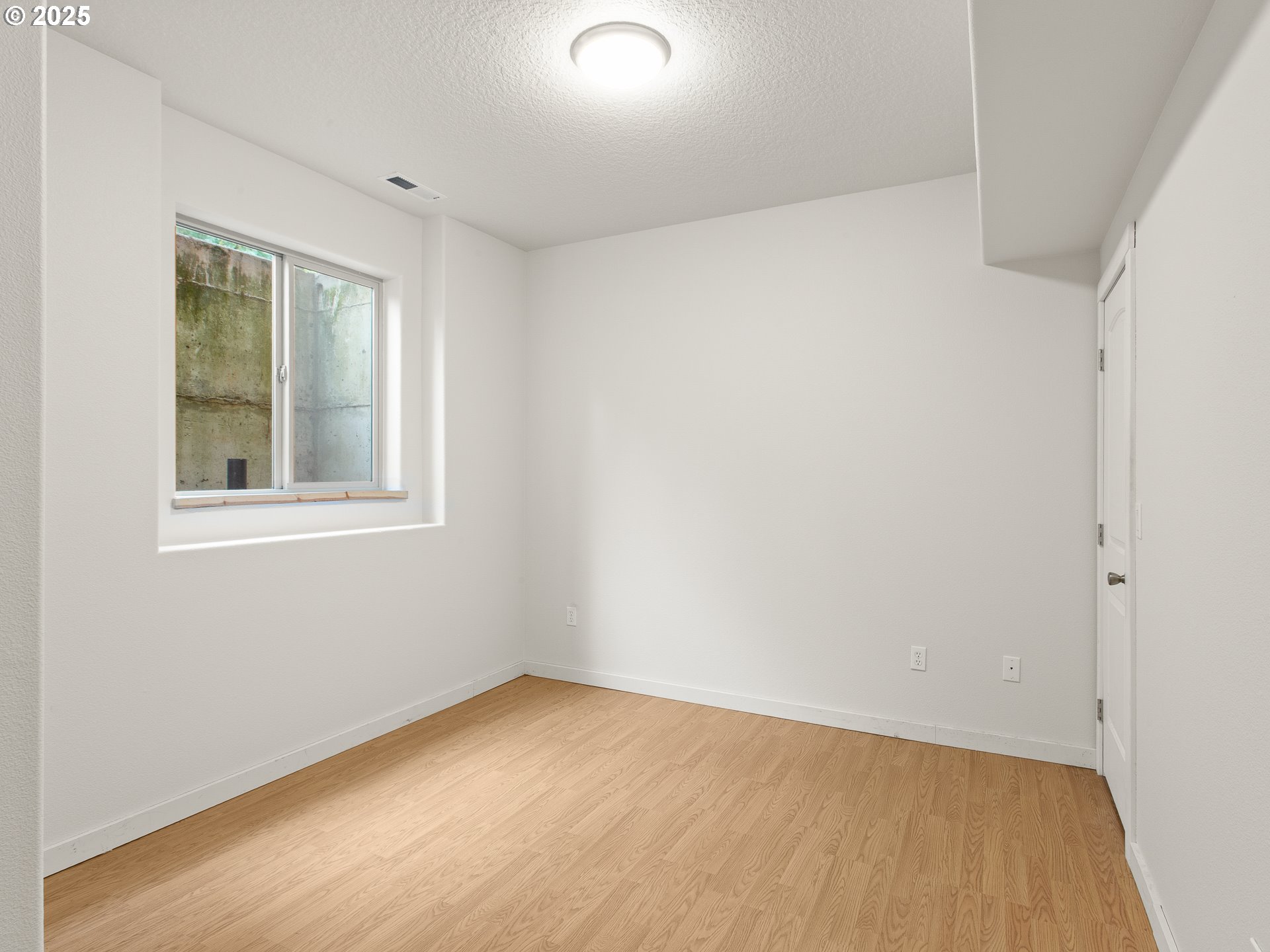25520 Northeast 58th Street Vancouver, WA 98682 - Photo 32 of 48 an empty room with a window