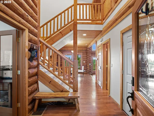 a view of entryway with an front door