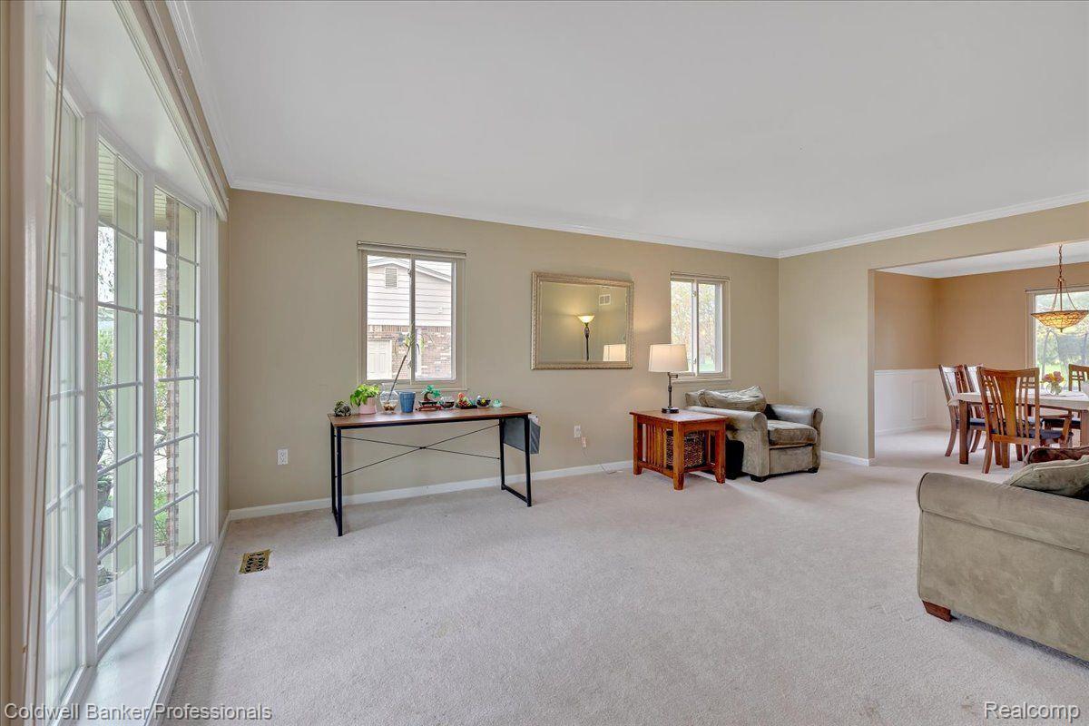 693 Lockmoore Court Rochester, MI 48307 - Photo 5 of 39 Gallery Image 5