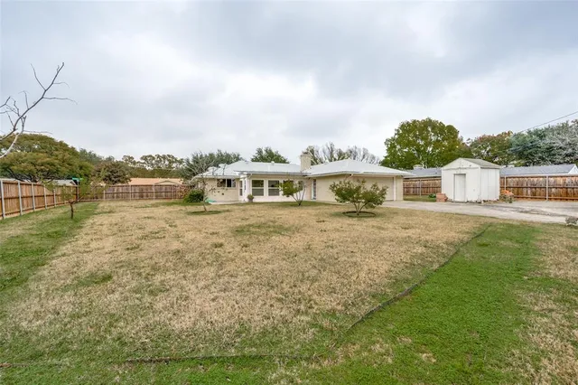 a house view with swimming pool and mountains in the background