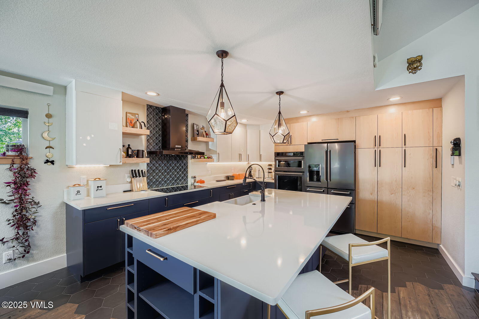 22 Wellington Lane, Unit 2 Edwards, CO 81632 - Photo 12 of 32 a large kitchen with a table and chairs