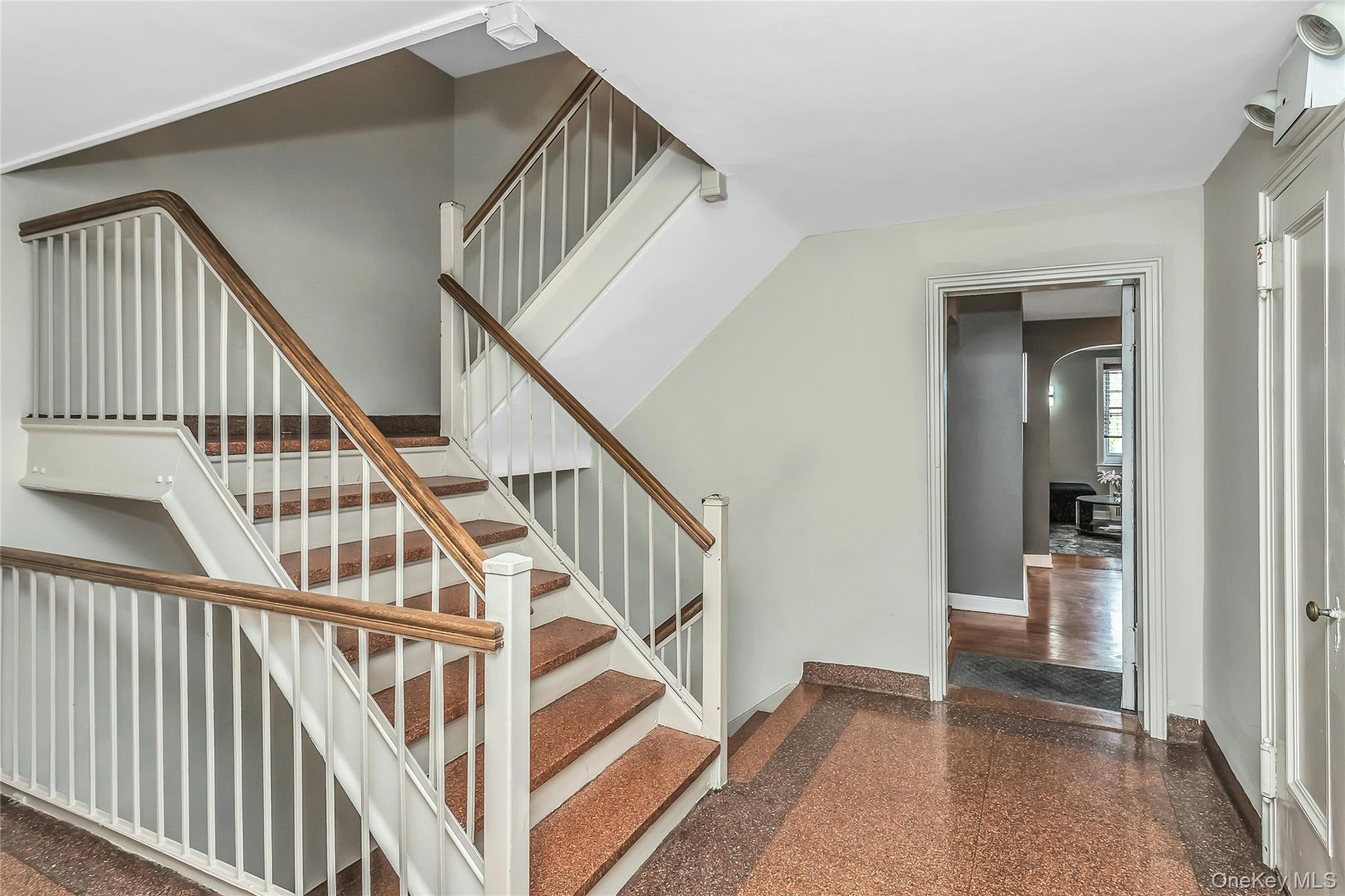 8 Welwyn Road, Unit 2F Great Neck, NY 11021 - Photo 3 of 23 2nd floor