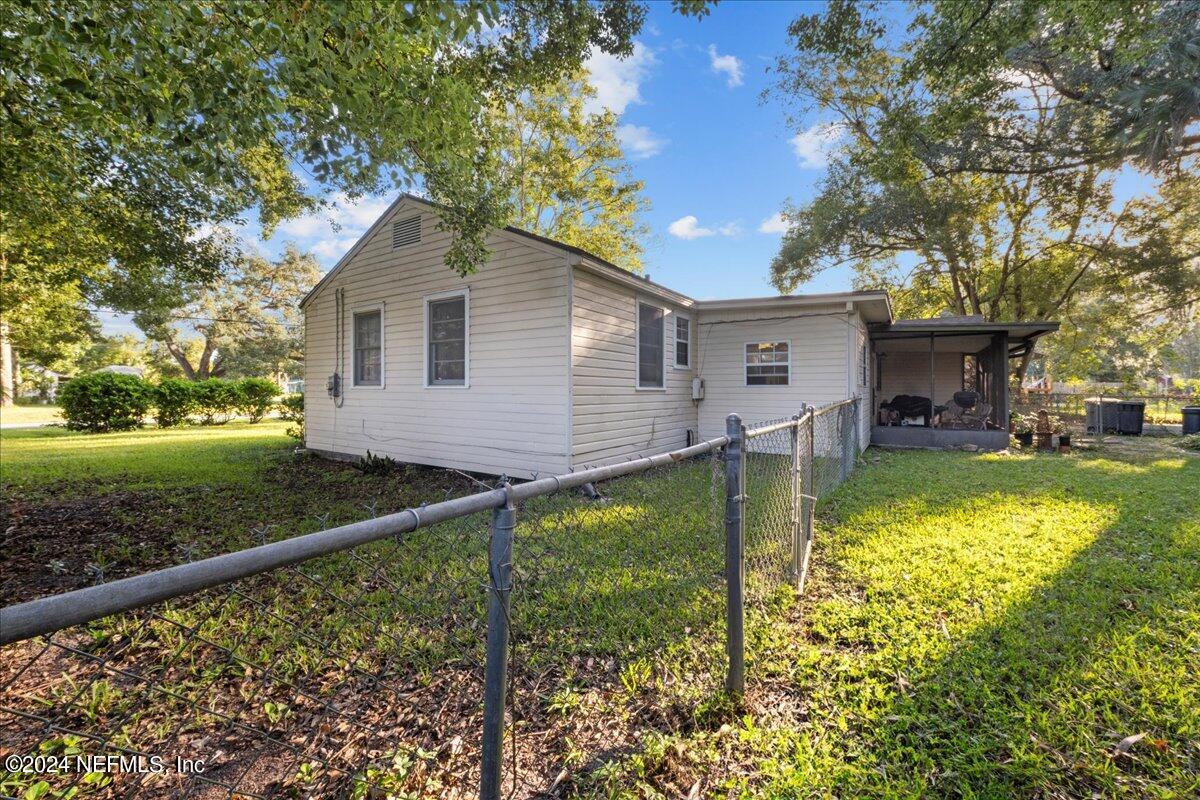 6554 Ortolan Avenue Jacksonville, FL 32216 - Photo 8 of 30 a front view of a house with garden