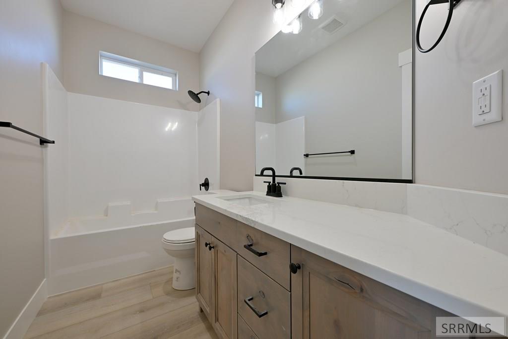 527 Fieldstone Avenue Rigby, ID 83442 - Photo 11 of 15 Bathroom 2